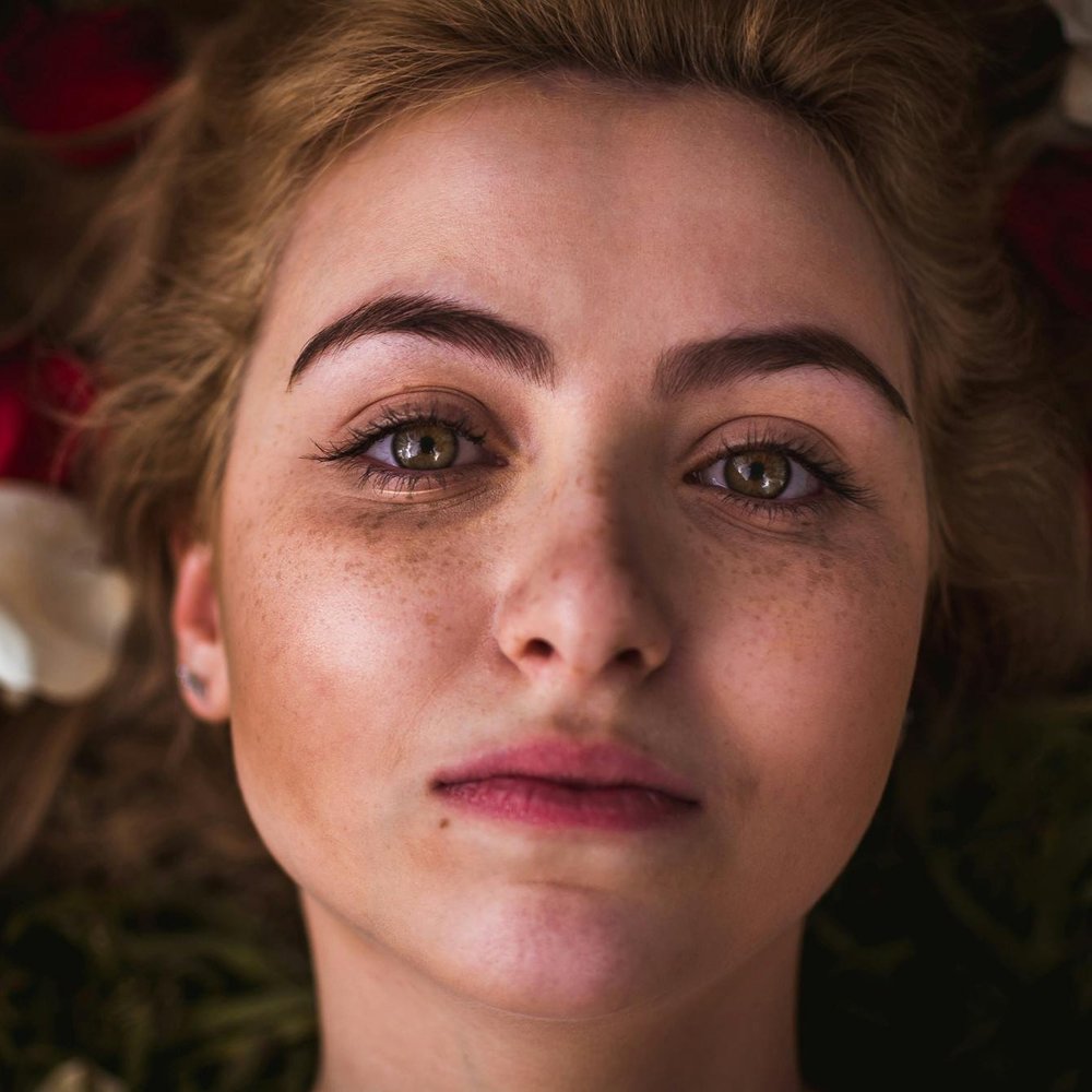 What are the benefits of using a Vitamin C serum?